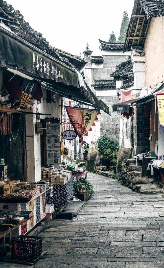 小区窨井盖突然冒起白烟，原来是网络电线自燃